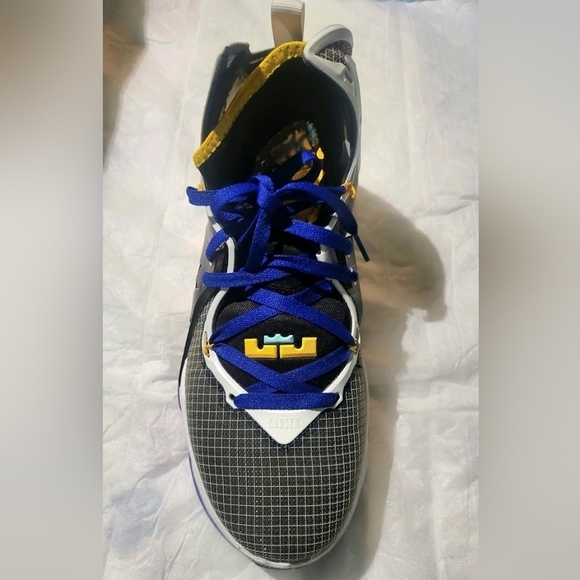 Nike LeBron 19 Hardwood Classic size 9.5 Mens - Picture 6 of 16